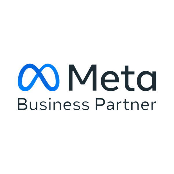 三十五岁左右女性头像,穿职业套装,黑色头发,白色背景,专业技术人员形象